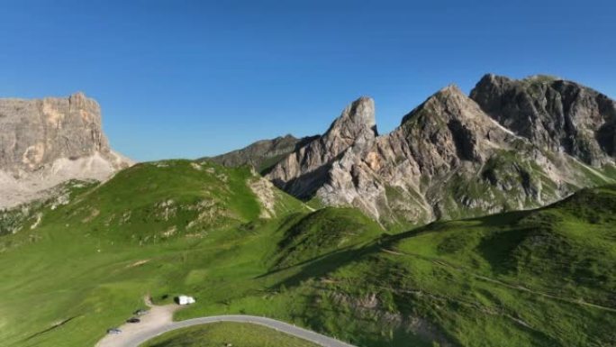 青山徒步旅行者周围的全景空中无人机飞行视频，美丽的日落场景夏天的多洛米蒂阿尔卑斯山风景。令人惊叹的G