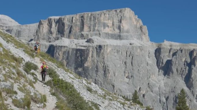 高山导游与家庭徒步旅行团体一起攀登