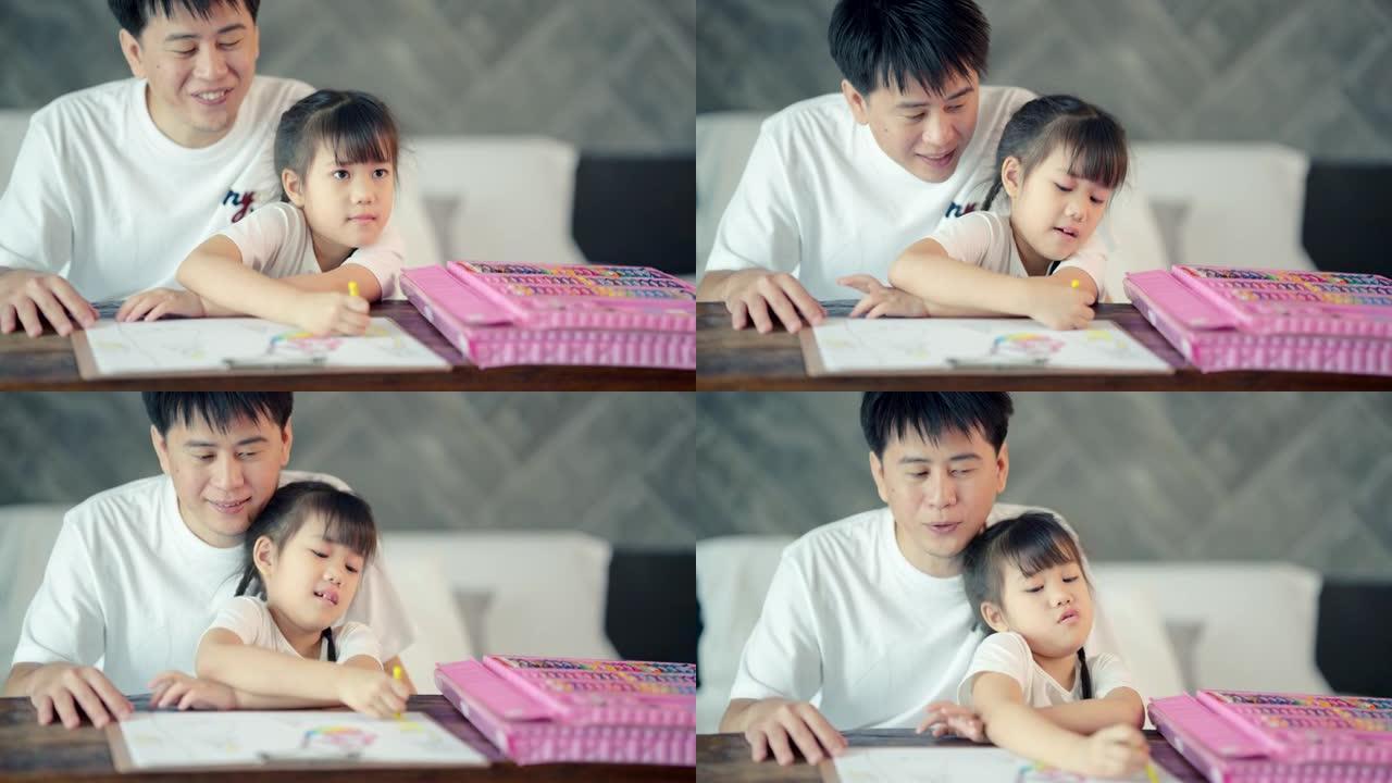 单身父亲教两个女儿在木桌上嬉戏地画画。