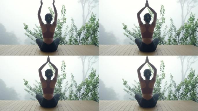 晨雾覆盖的群山间的冥想和瑜伽。