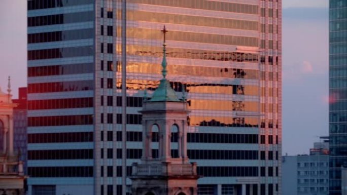 黄昏时建筑中的现代摩天大楼的航拍