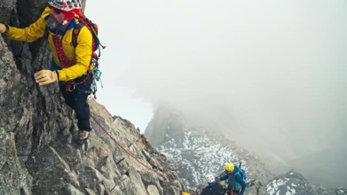 专业登山者在欧洲阿尔卑斯山攀登尖峰。用绳子。鸟瞰图