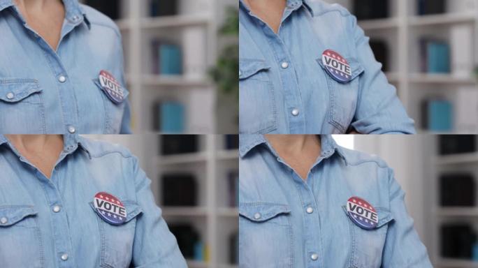 女性公民佩戴投票按钮，双臂交叉胸前，自由选择