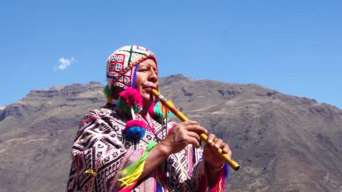 穿着秘鲁传统服装和吹笛子的高级男子