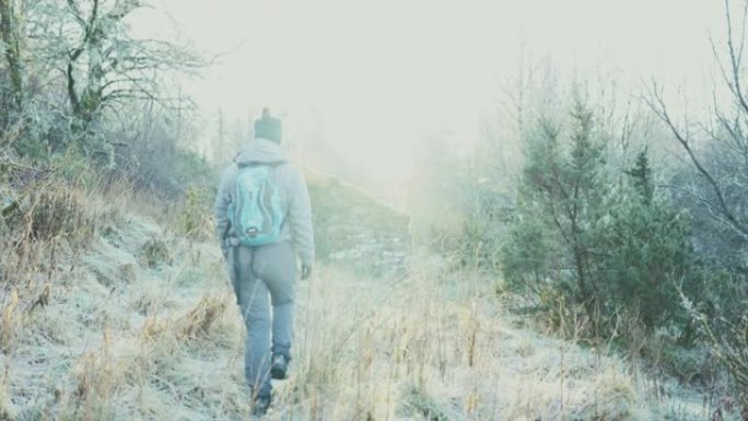 女人在寒冷的冬天户外徒步旅行: 挪威的冒险