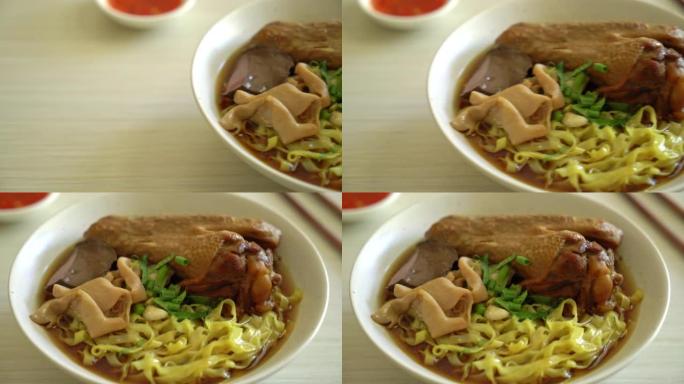 鸡蛋面红汤炖鸭 -- 亚洲美食风格