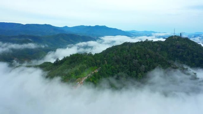 雾覆盖山的鸟瞰图群山大山青山