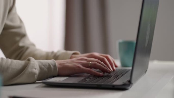 男性商人的手专业用户工作者使用在笔记本电脑键盘上打字坐在家庭办公桌上使用电脑软件应用技术概念在线工作