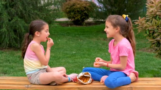 这个孩子在公园里吃薯条。选择性聚焦。孩子。