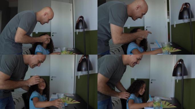 聋哑的父亲给女儿带来一杯水，并在她在家画画时用手语与她交流