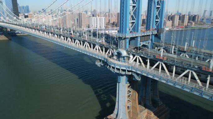 曼哈顿大桥支撑钢柱的空中下降镜头。东河上的公路和铁路桥梁。美国纽约市