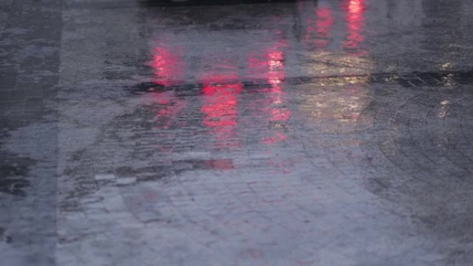 标志注意潮湿的地板，下雨的天气，雨水从天上降到城市的水泥地板上，并在雨季使地板湿润