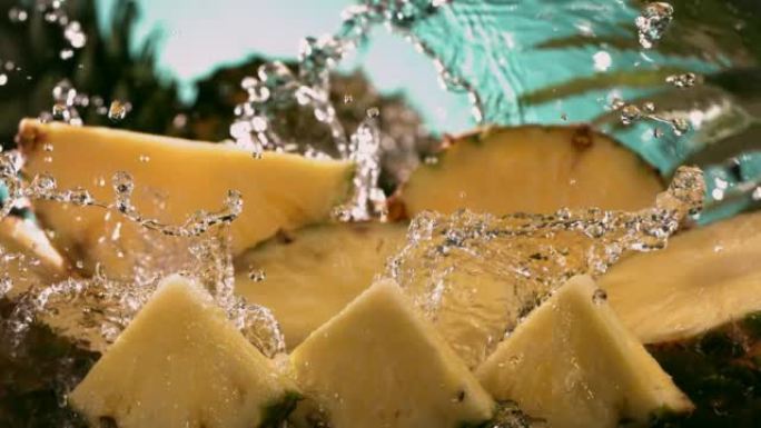 菠萝和水溅过菠萝片的慢动作镜头