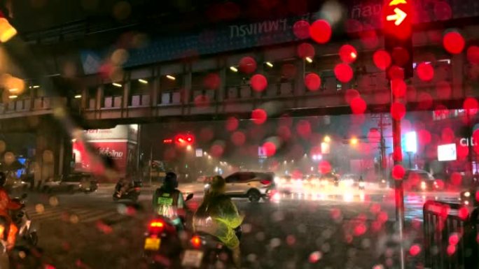 极端天气城市街道，大雨和交通堵塞。