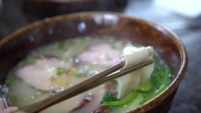 中国厚米粉骨汤热汤茶舒烧烤猪肉片和干馄饨辣椒酱食品