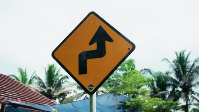 带有道路曲线符号的黄色警告道路标志