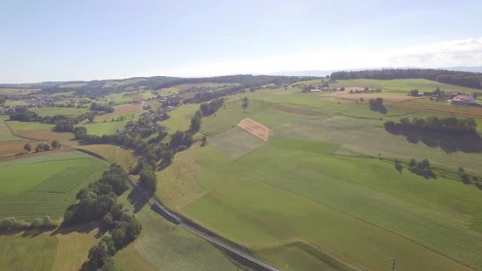 空中无人机拍摄了穿过农村农田的火车线