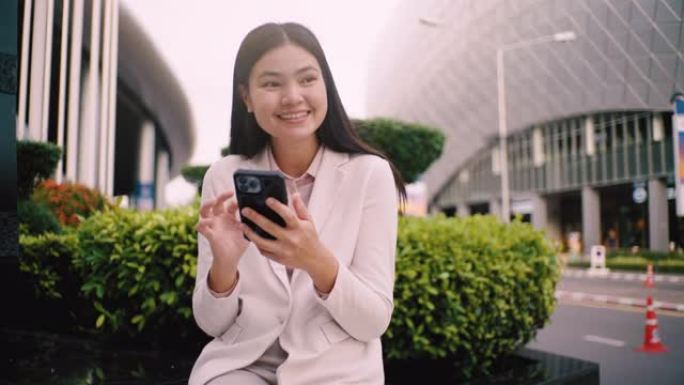 女商人在大城市里用手机喝咖啡，色调明亮。