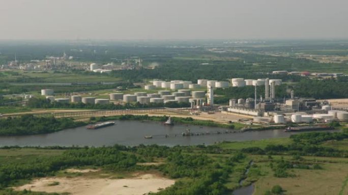 德克萨斯州休斯顿，大约2019年。炼油厂工业区的鸟瞰图。用Cineflex万向节和红色8k摄像机从直