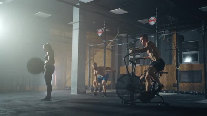 举重运动员在健身房训练，一群成年有魅力的男人和女人在做锻炼身体