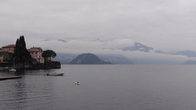 瓦伦纳海岸科莫湖，意大利贝拉焦村度假目的地在寒冷的雪冬季平静和放松的风景