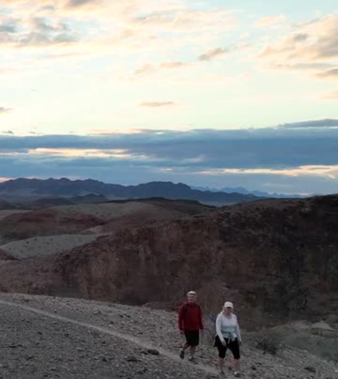 徒步旅行夫妇穿越沙漠丘陵