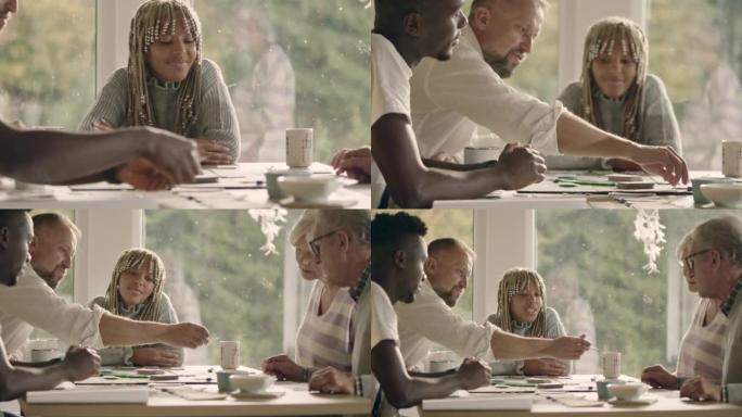 多元化的家庭，非裔美国人的孩子一起在桌子上玩棋盘游戏