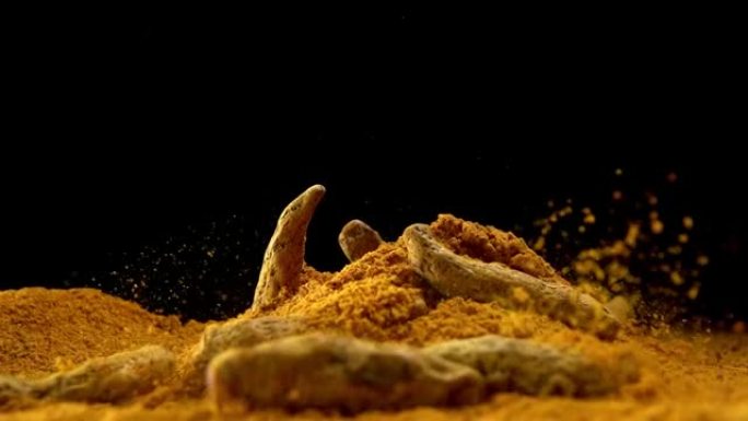 姜黄，姜黄，根落在姜黄素粉，印度香料，慢动作