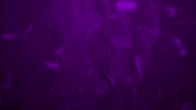 4k背景抽象模糊紫色，背景中发生液化。熔化彩色玻璃效果股票视频。缓慢溶解并流下液体抵抗光束