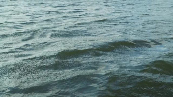 湖上的波浪。靠近水。特写。