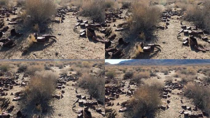 垃圾桶和瓶子散落在沙漠地板上