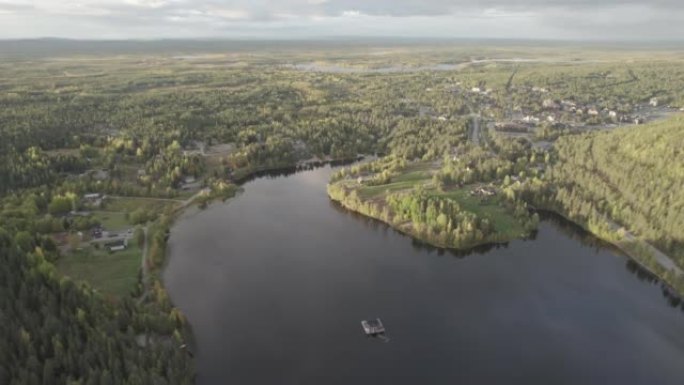 空中无人机拍摄了湖上的浮动机舱