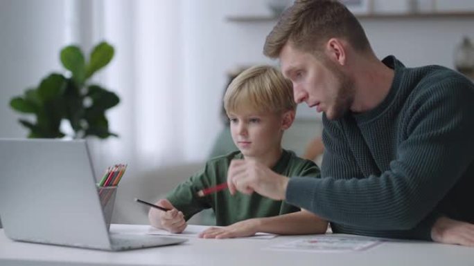 一家人在一起。儿子7岁，父亲看着笔记本电脑屏幕，这是老师的一项任务。父亲帮助儿子做作业。妈妈和女儿在
