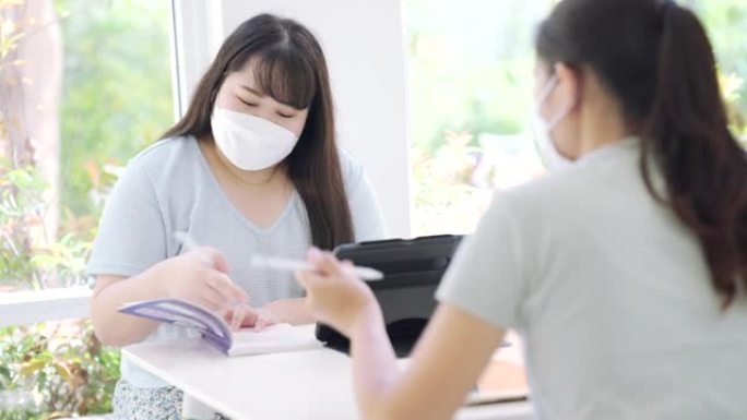 在教室外补习，大身材的女人戴着防护口罩，以防止与朋友见面。