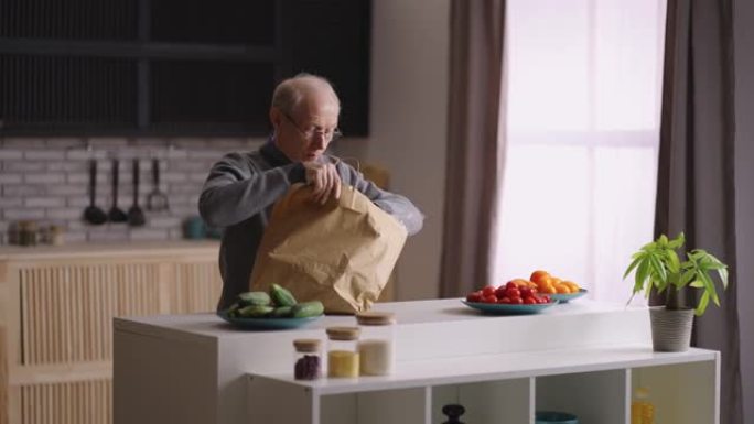 单身老人在市场购物后正在打开食品包装，将商品放在厨房桌子上