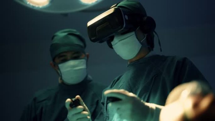 使用VR技术进行外科手术的医疗团队。