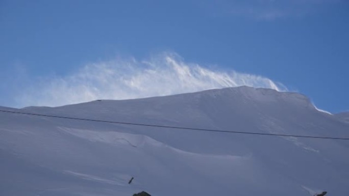 从雪山顶上流出的自旋漂移的静态镜头