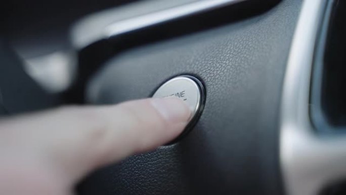 发动机启动停止按钮来自现代汽车内部。按下按钮启动汽车发动机。跑车中闪烁的启动停止发动机按钮关闭