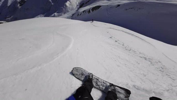 第一人称视角在阿尔卑斯山的滑雪道上免费滑雪