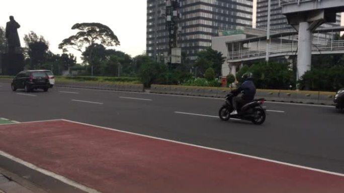 白天在高速公路上行驶的车辆拥挤。