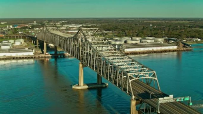 无人机在路易斯安那州巴吞鲁日的霍勒斯·威尔金森桥旁飞行