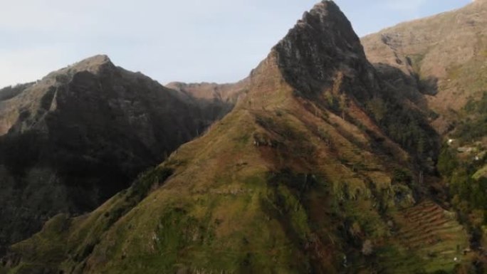 崎岖的火山岩石地形的鸟瞰图