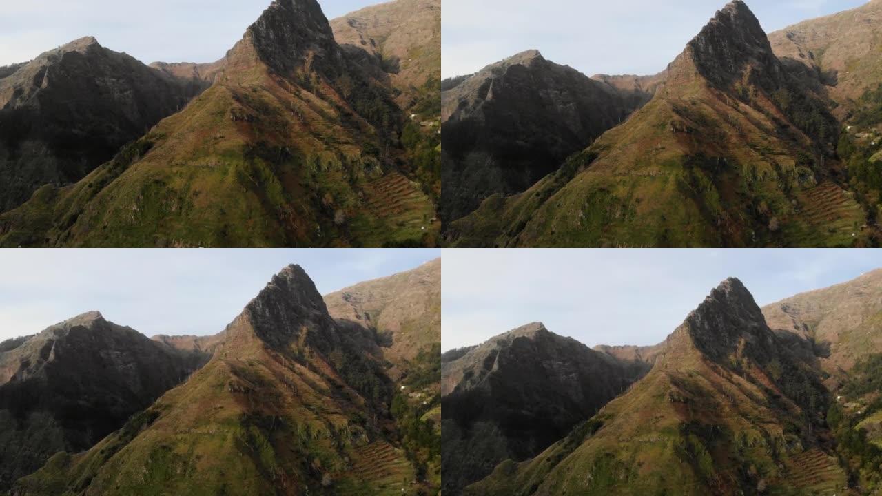 崎岖的火山岩石地形的鸟瞰图