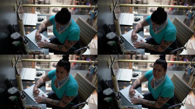 纹身艺术家在塔托工作室画纹身模板的肖像