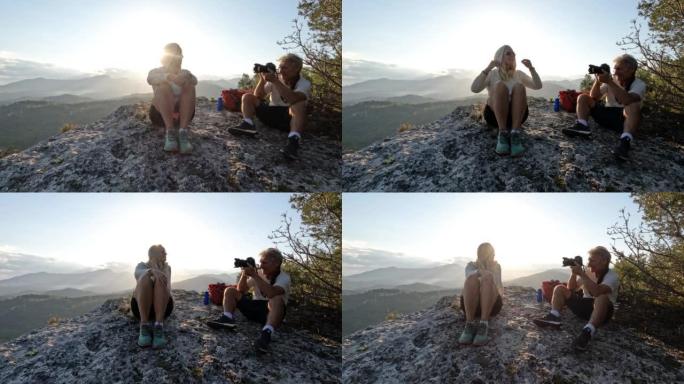 成熟的夫妇在岩石板上嬉戏地拍照