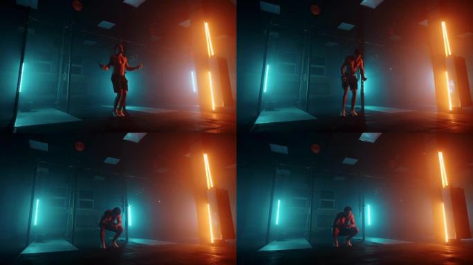 赤裸上身的肌肉男正在用跳绳跳跃。跳绳的男子拳击手。在彩色灯光和烟雾的慢动作中，选手在做跳绳练习。