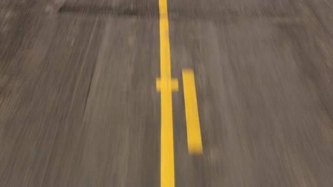 犹他州大约2020年。道路中心线油漆的稳定驾驶镜头。用Cineflex万向节和红色8k相机拍摄。