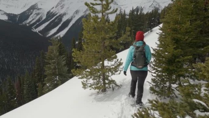 在山脊上，女人雪鞋行走的第一人称视角