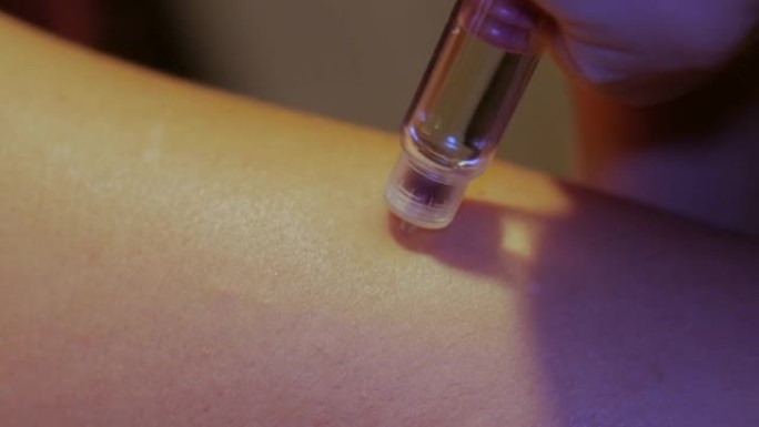 年轻女子在手臂上注射胰岛素，预防糖尿病