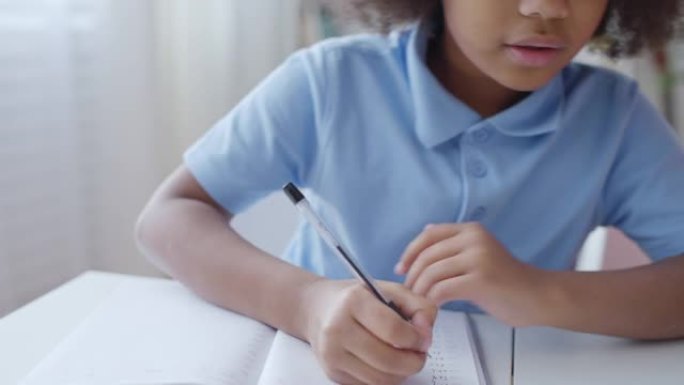 小女孩在家学习，写下数学问题，在家上学